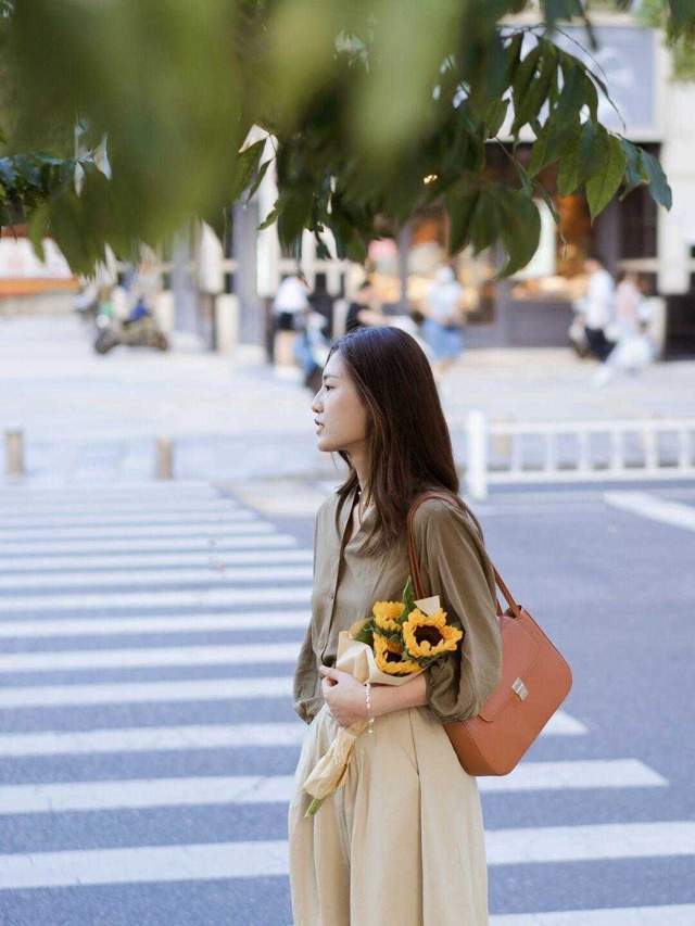 针织衫|初秋的日常穿搭分享,衬衫搭配半身裙高级通勤,美出了新高度