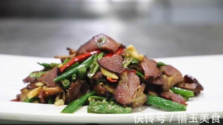 下饭|炒腊肉很多人少一步，掌握一点，成菜咸香下饭，软嫩不发柴