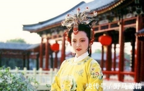 贾府#贾元春是怎么被选入宫中的?王熙凤不小心说的4个字透露了答案