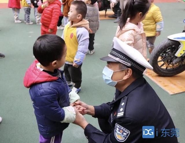 小手拉大手，安全记心上！道滘交警教萌娃交通安全常识