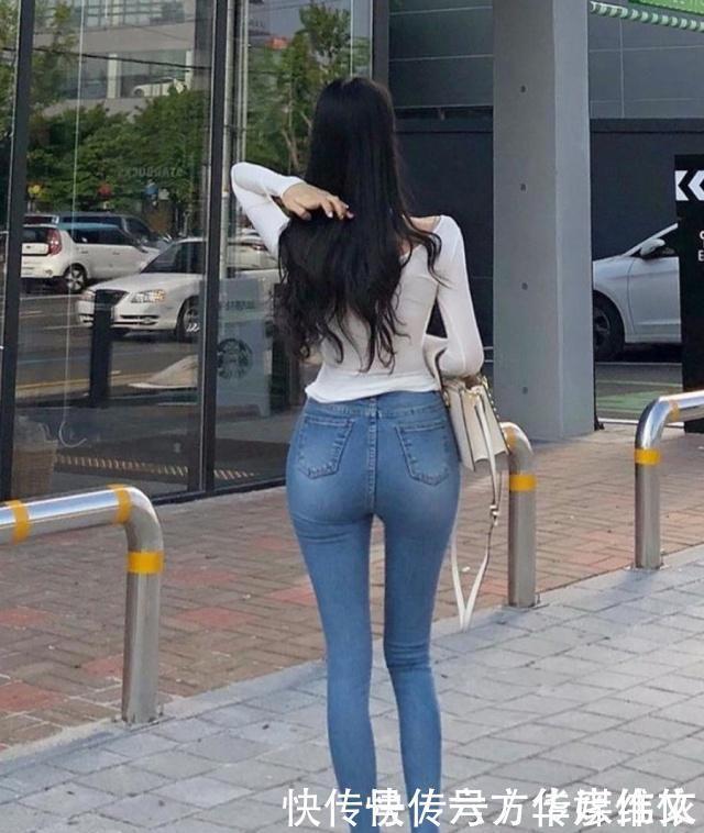 装扮|搭配牛仔裤的美女更显精致甜美，洋溢着成熟的优雅魅力，自信满满