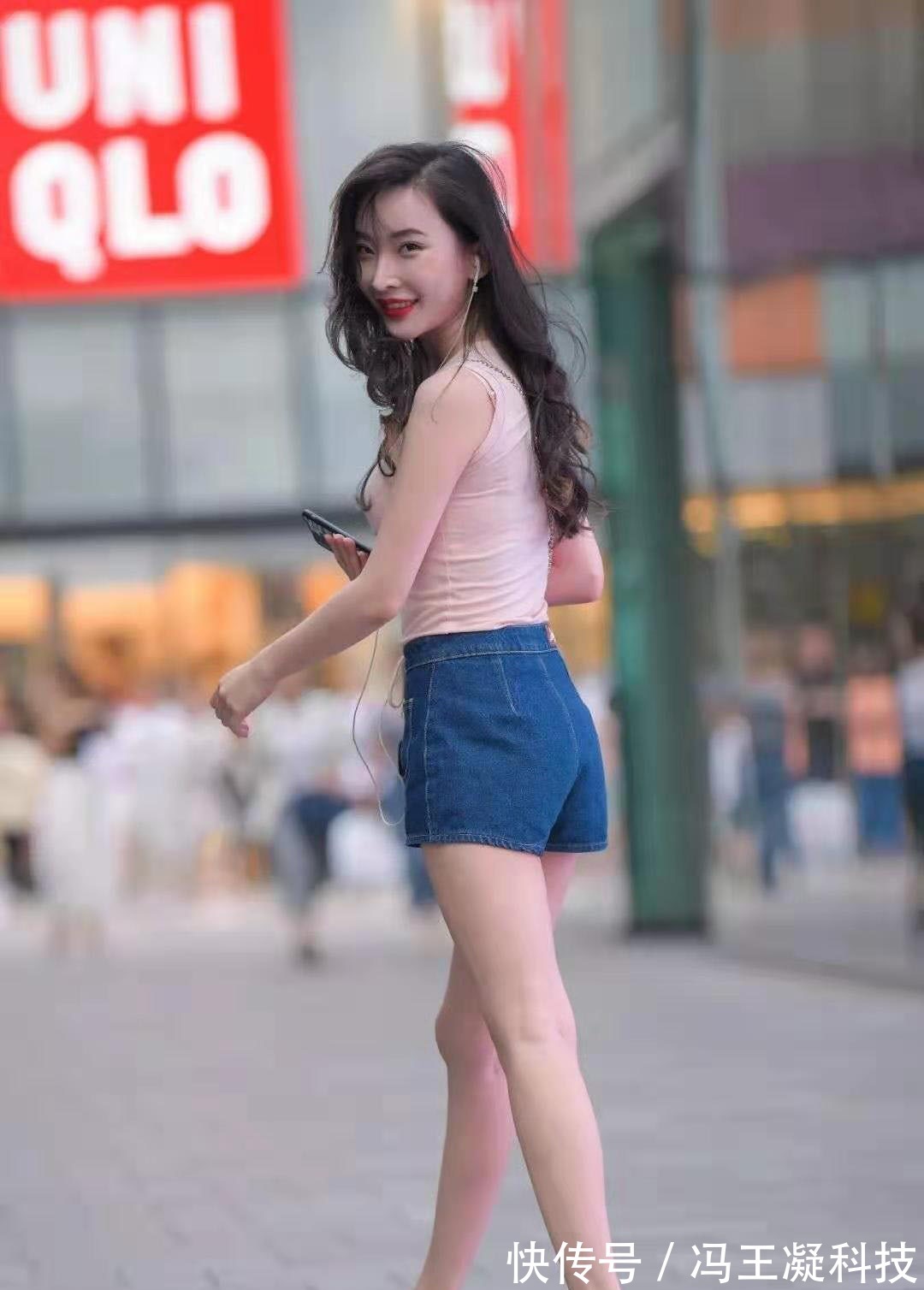 无袖 浅粉色无袖T恤搭配高腰牛仔短裤，初秋也要做个气质温柔的小女人