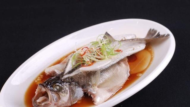 蒸鱼时,直接下锅蒸就废了,牢记四个技巧,蒸出的鱼鲜味十足