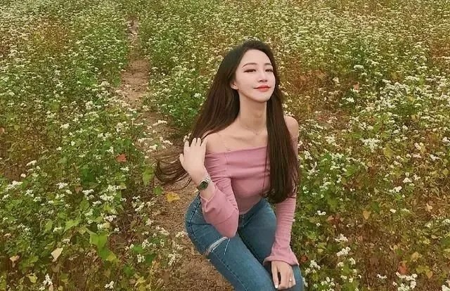 气质|街拍时尚:花丛中牛仔裤美女,扭动纤细腰肢,如翩翩起舞的花蝴蝶