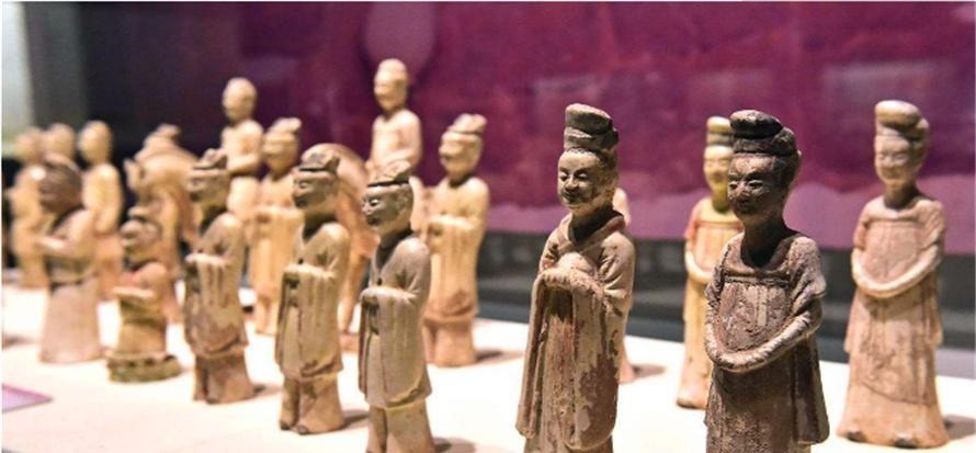 陪葬品!专家挖掘一座机关墓,发现一对盖着被子的男女,经鉴定是外国人!