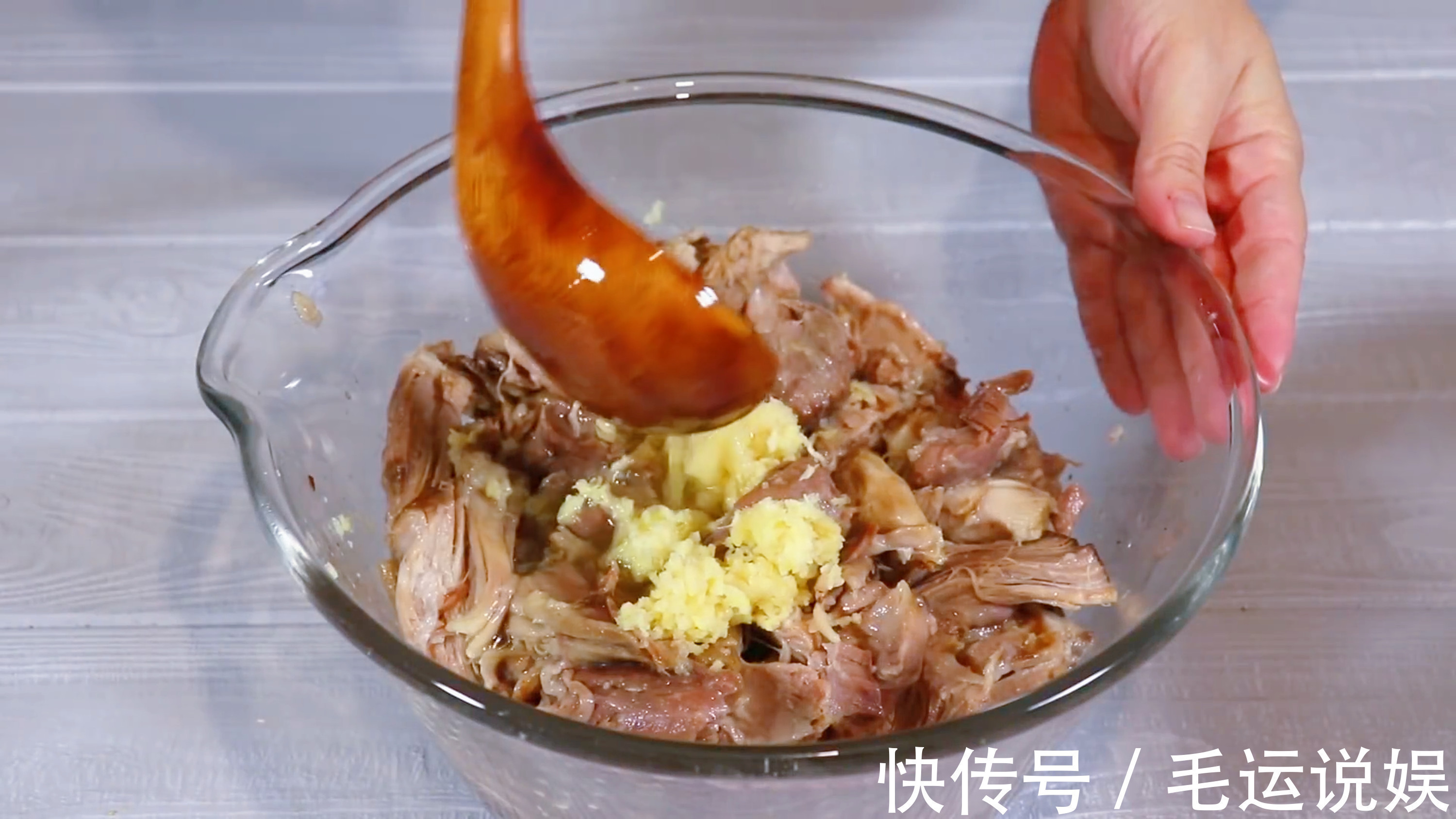 把猪肉装到矿泉水瓶子里,12小时后变成美味香肠,做法头一次见