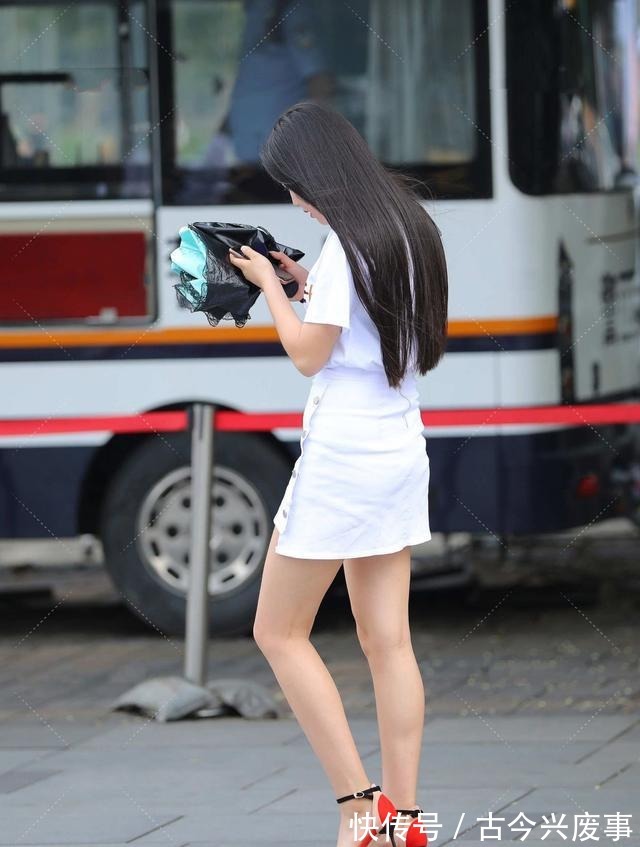 鎏金|纯白色短袖融入鎏金图案,搭配一条白色裙子,清纯唯美