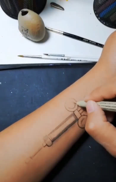 轮廓#再也不跟美术生做朋友了!在胳膊上画上阴影后,这次又被画面伤害