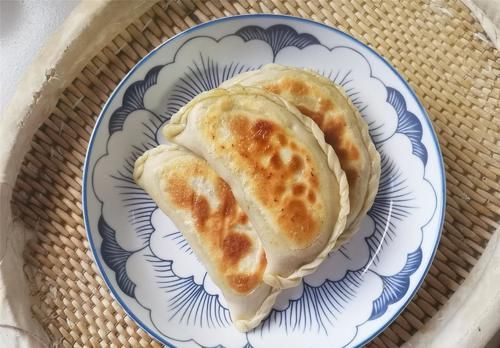 这菜春季正时令，鲜嫩多汁又实惠，5块钱3把，烙菜盒子就是香