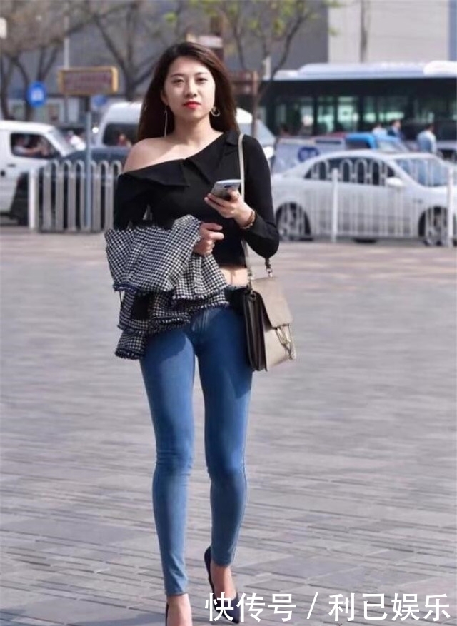 紧身牛仔裤,年轻姑娘的首选,让她看上去身材好,气质更好