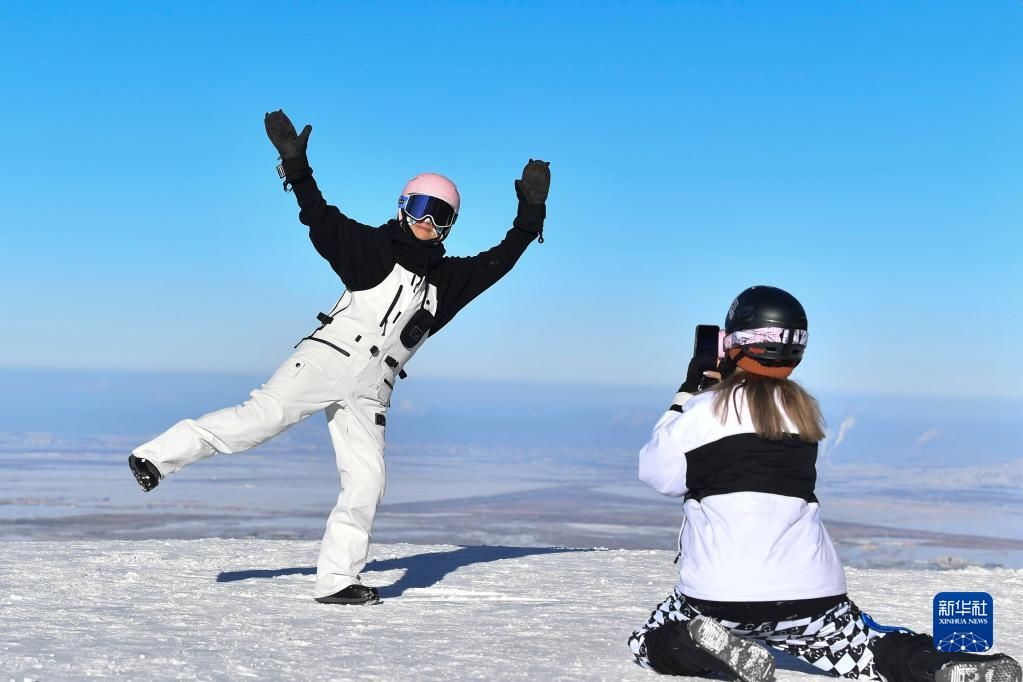 新疆：冰雪旅游点燃寒冬热情