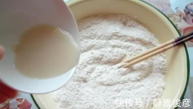 发面时别只会用白糖酵母，多加一点“它”10分钟就能发满盆