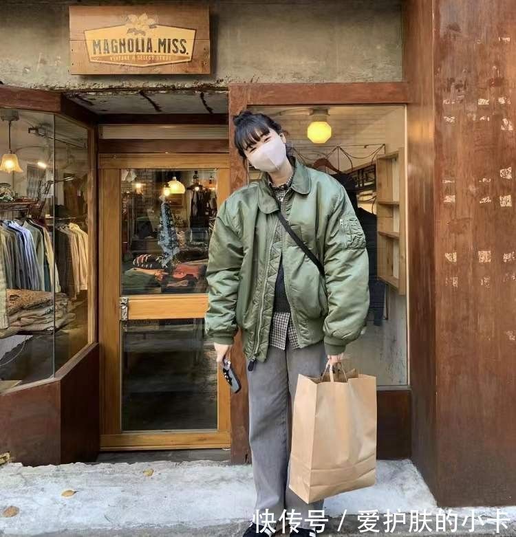 冬天过完了才发现,夹克还是这么穿更好看,时髦帅气还保暖