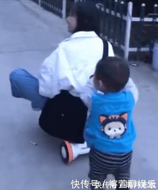 熊孩子|“豪横小姨”走红,单手拎起侄子霸气侧漏,“熊孩子”遇到对手了