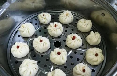 鲜香多汁小笼包，鲜美无比，吃起来满口流香