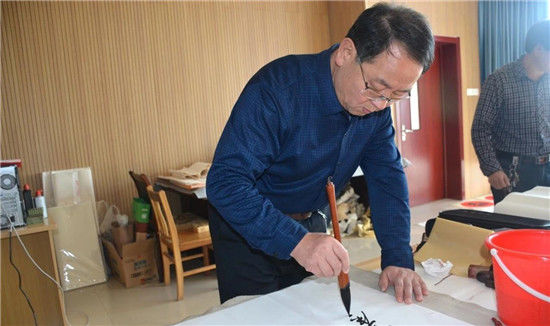  书画家们|走进书画世界 打造文化校园！安丘市第二中学举行书画名家进校园活动