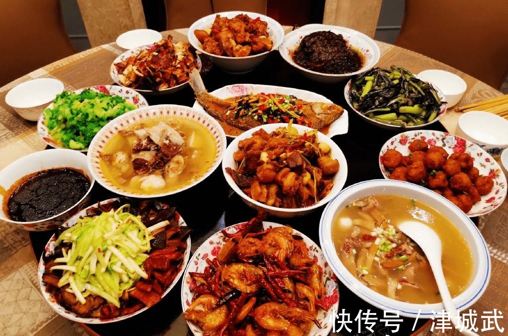 明星晒年夜饭：张艺兴丰盛，肖战下饭，于正太豪华，岳云鹏接地气