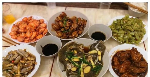 我请闺蜜来家做客,老公特意下厨做了一桌菜,饭后闺蜜夸我好福气