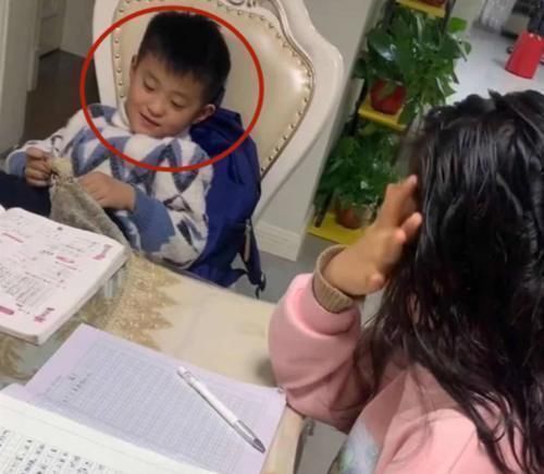 辅导作业|“几减5等于4?”姐姐教弟弟写作业被气哭,弟弟坐一旁表情亮了