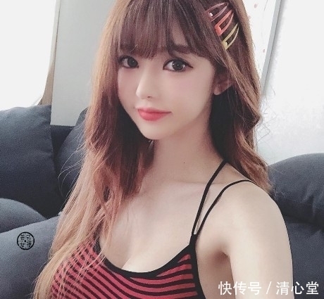 街拍:美女穿上紧身吊带上衣尽显凹凸有致丰满身材,网友:背真美