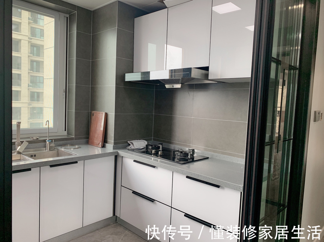 房子|第一次自己装修房子,入户就被迷住了,色调搭配清新又舒适