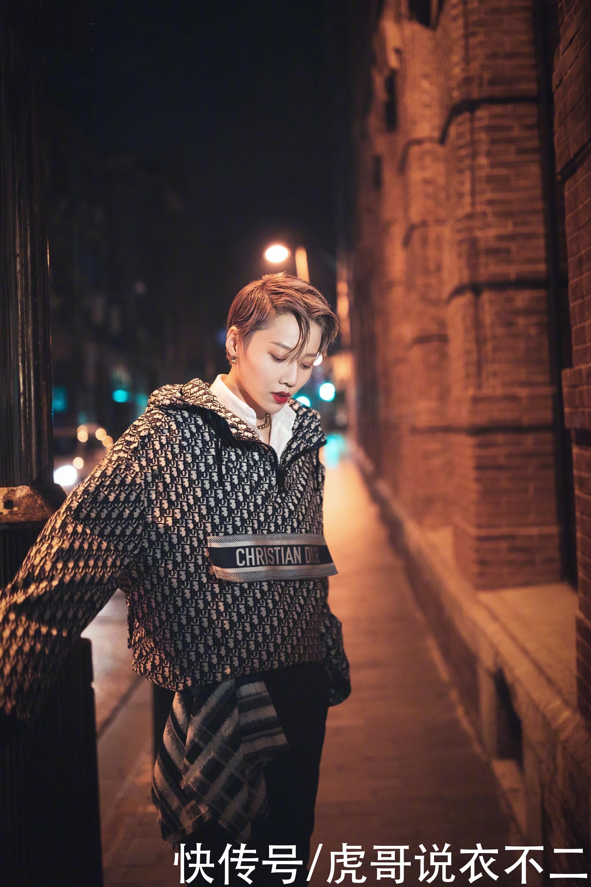 女生也可以很帅气，刘雨昕身穿复古卫衣参加活动，造型太潇洒了