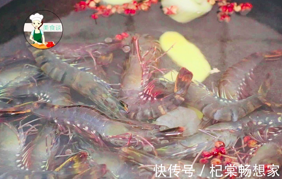 煮白灼虾时，沸水下锅就错了，大厨教你一招，虾肉鲜嫩多汁又不腥