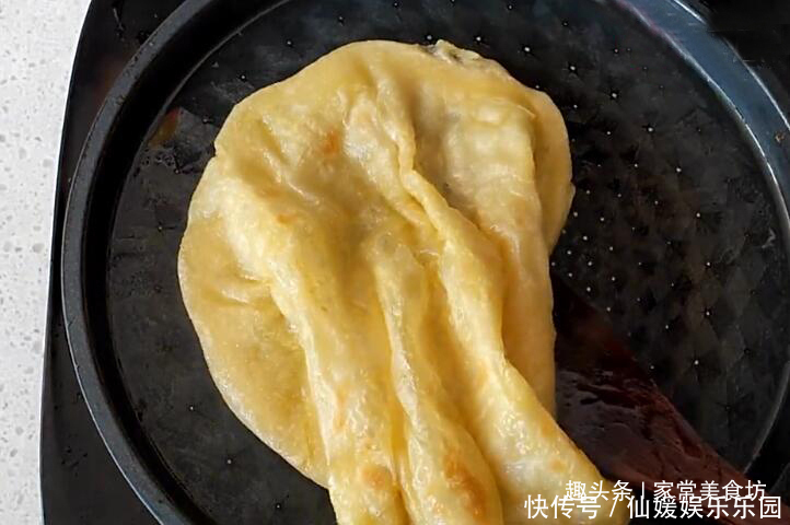 早餐|女儿最爱吃的油饼,40秒出锅,柔软筋道,比披萨好吃,早餐必备