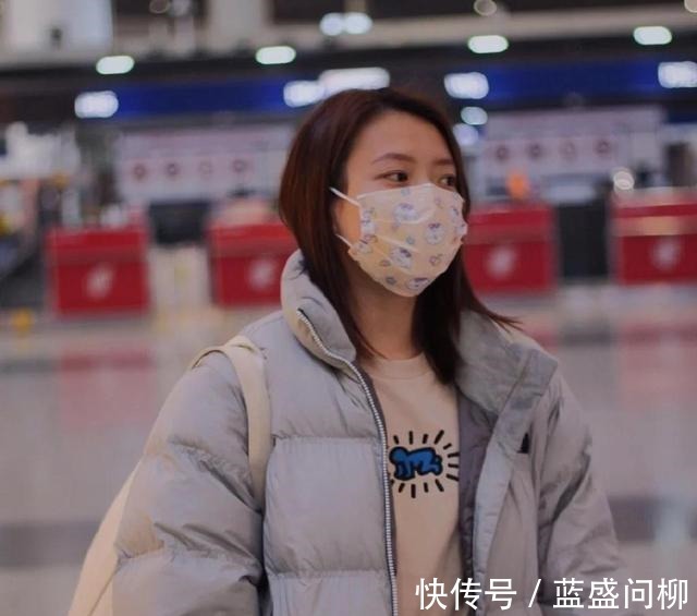 明艳动人|颜值实力并存！27岁国羽第一美女现身机场，身材气质越发明艳动人！