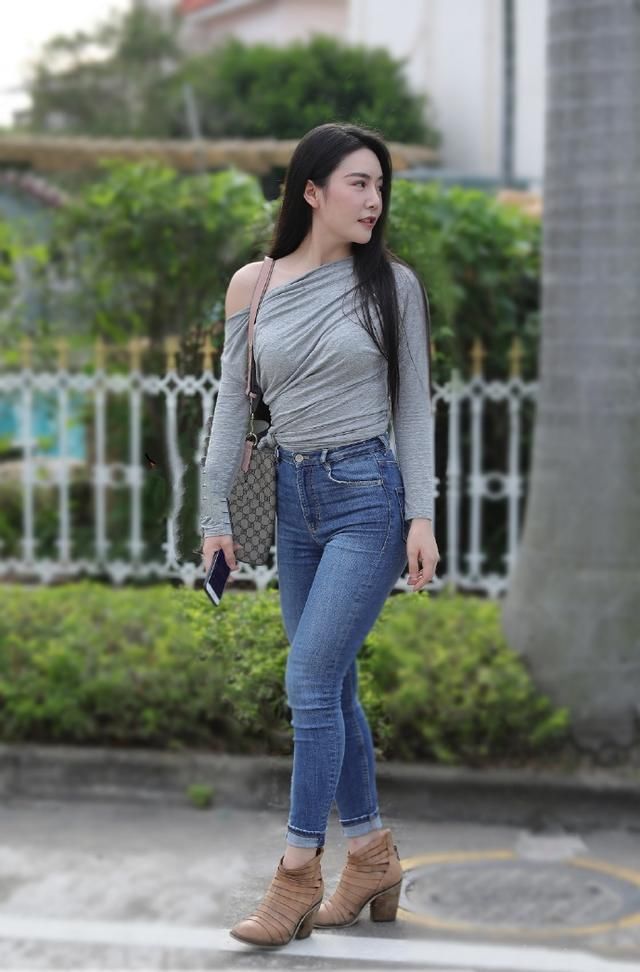 牛仔裤帅气简约而不失细节感，让你看起来非常的时尚大气