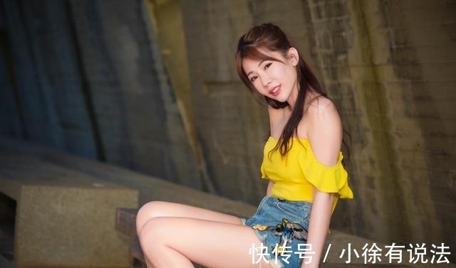 一字肩 黄色一字肩上衣搭配牛仔短裤,清凉的同时带来清新靓丽的视觉感受!