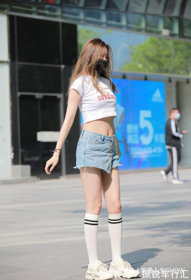 长筒袜 白色超短T恤搭配蓝色牛仔裤,休闲高雅,少女心十足