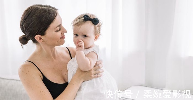 宝宝|经常被爸妈抱的娃和经常自己躺着玩的娃,长大后的差距会越来越大
