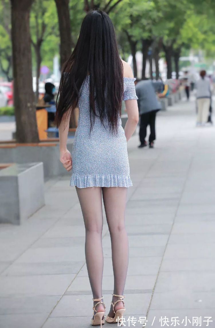 撩人 小姐姐身穿淡蓝色紧身抹胸连衣裙,让她的造型更具轻柔美感