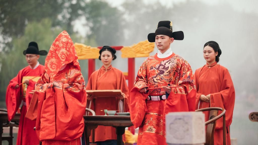 中国女孩的嫁衣,不该只是西方的婚纱,更应该是传统的凤冠霞帔!