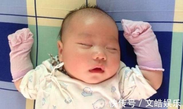 新生儿|新生儿宝宝偏爱“举手睡”,家长先别急着纠正,原因可爱又暖心