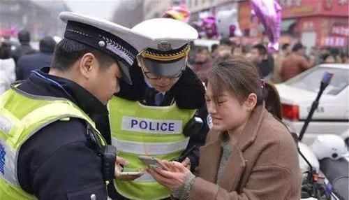 火车上宝宝睡得正香,乘客夸孩子妈妈带娃太省心,转头却直接报警