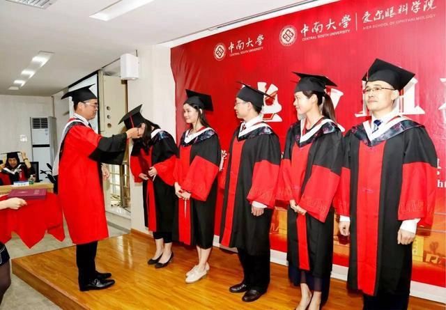 一天大学没上过，还能得到中南大学博士学位？网友：他是董事长