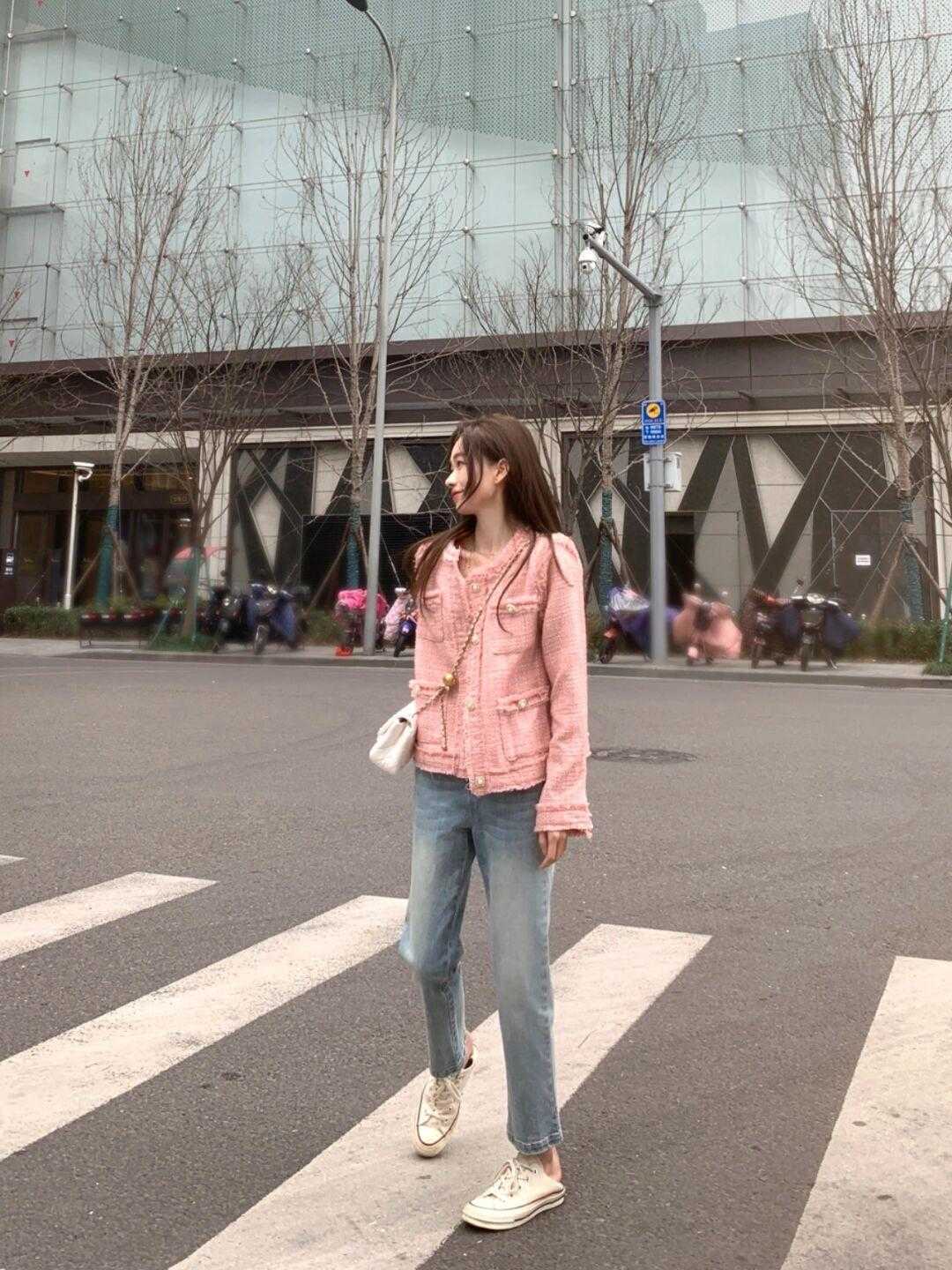 浅色系|初春选裤子,千万别错过这两种,轻盈遮肉还能增加女人味