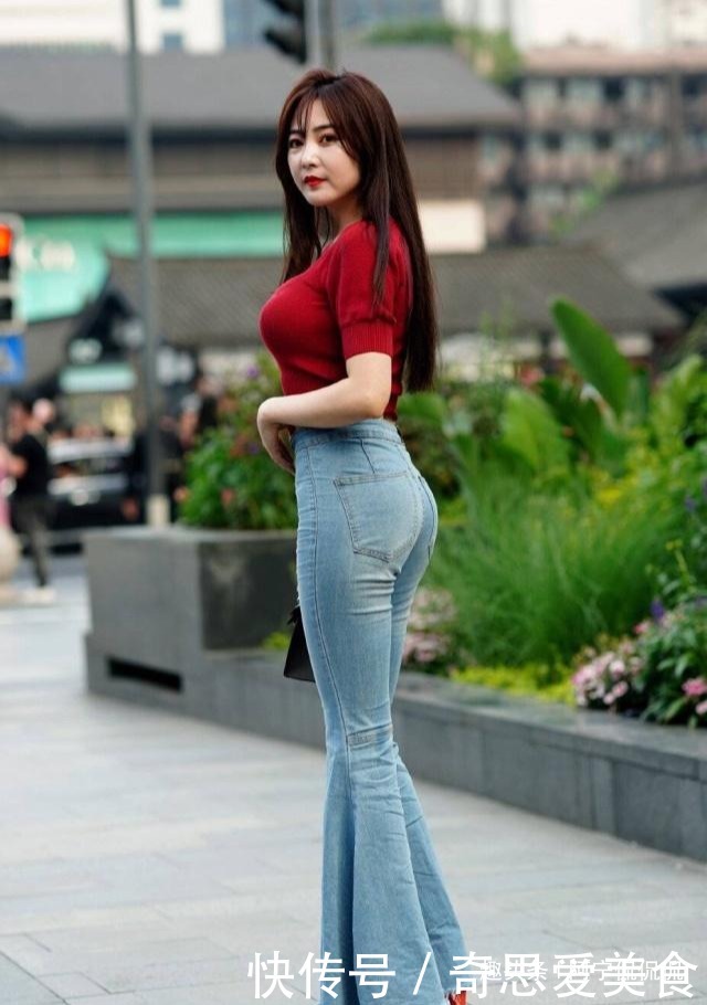 贴身设计的牛仔裤展现流行街头风,激发青春活力