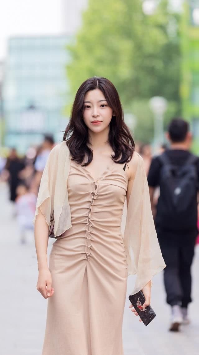 美女连衣裙充满潇洒帅气的活力，美感大方给人潇洒自若的感觉