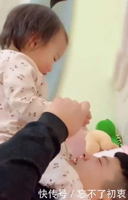 女儿|每次爸爸睡懒觉,女儿都用大招叫醒爸爸!网友:爸爸不疼
