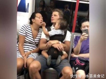 乘客|地铁上,陌生女乘客靠爸爸肩膀睡着,宝宝这一反应让人忍不住笑