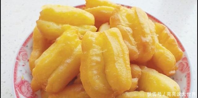 油条店大厨教你炸油条,不放酵母,个个金黄酥脆,凉了也是软乎的