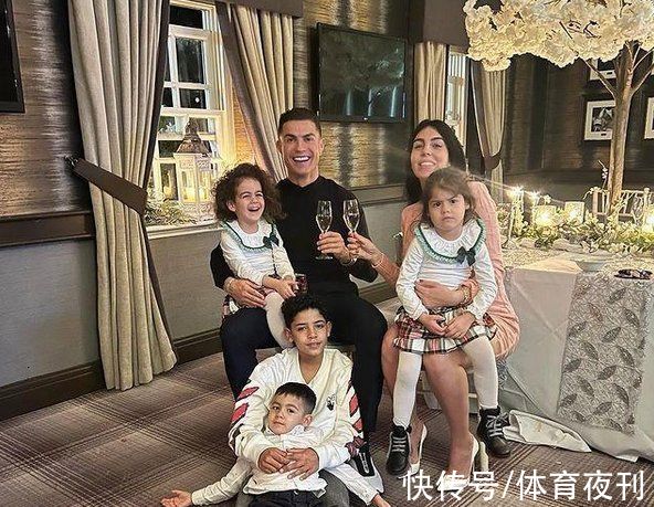 卡戴珊|足坛第一富婆!一条广告收入千万，身材碾压卡戴珊，C罗送飞机!