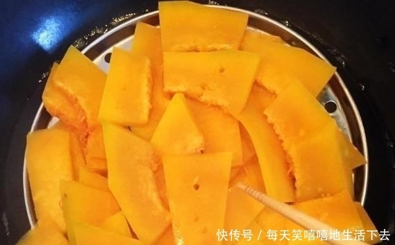 做南瓜饼,不要只加糯米粉,教你好方法,南瓜饼好吃翻倍,特香软