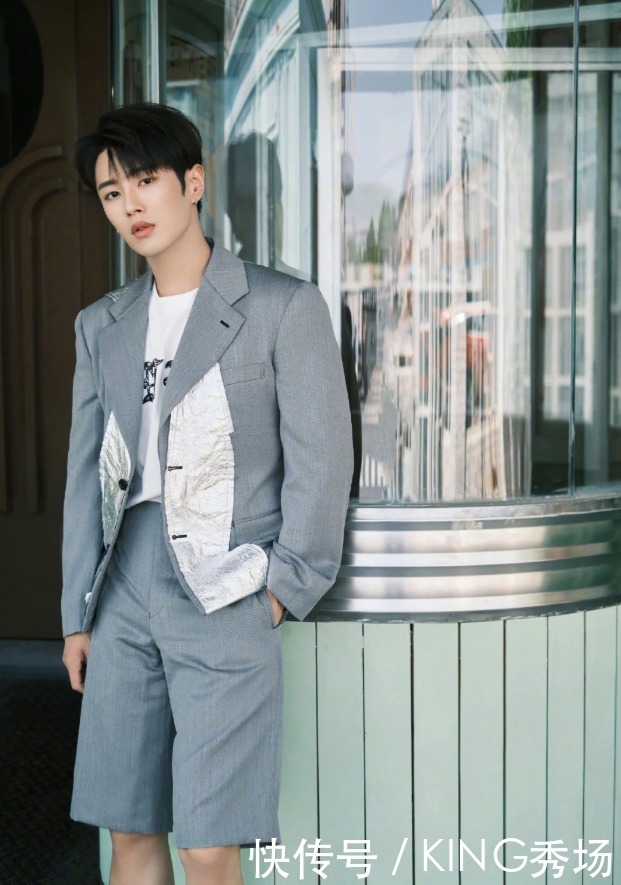 西服|李汶翰被称“国民初恋脸”,拼接西服酷炫时尚,帅成一道风景线