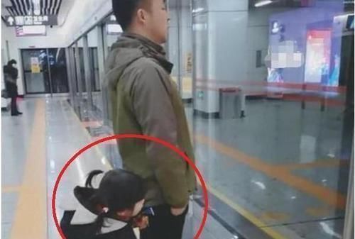 带娃|“爸爸带娃等地铁的站姿”火了,网友言传身教才是最好的教育