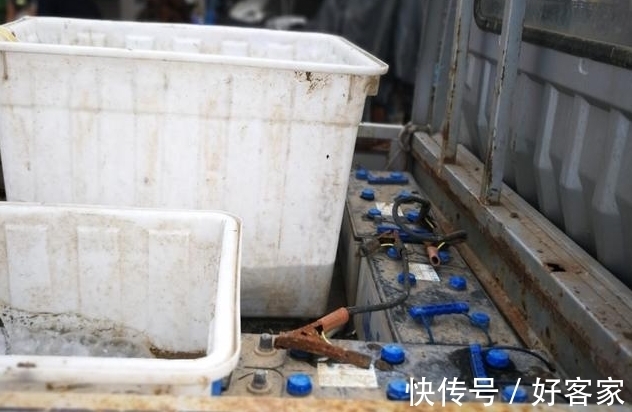 小夫妻|小夫妻顶烈日卖鱼不容易,很多人见到车上的设备后却放弃买鱼!