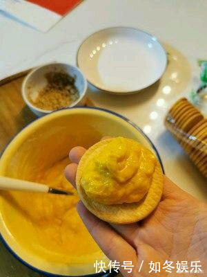 教你怎么做「夹心南瓜饼」超级好吃的，过年可以做来当点心送礼